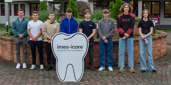 Tous les nouveaux apprentis devant le siège social d'imes-icore à Eiterfeld