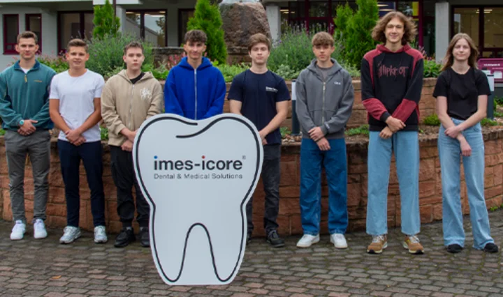 Tous les nouveaux apprentis devant le siège social d'imes-icore à Eiterfeld