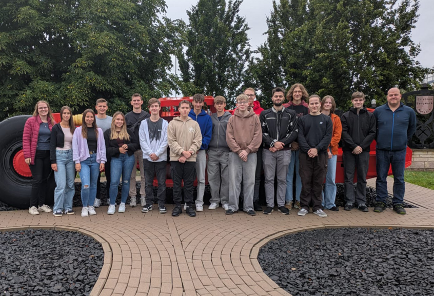 Group photo of new apprentices together with higher-year trainees during their trip to the Merkers adventure mine