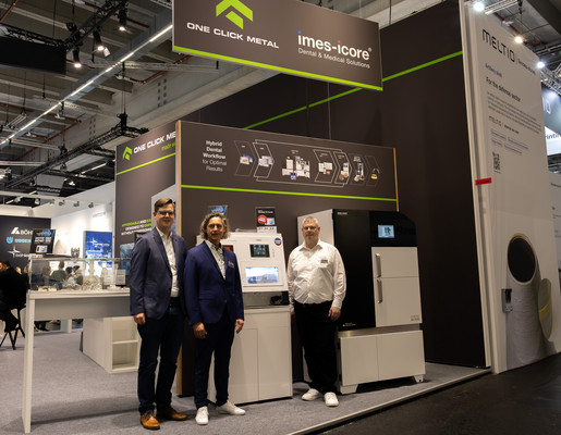 Compañeros de imes-icore presentando las máquinas en el stand de Formnext