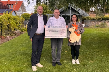 Donation handover from imes-icore to the Kleine Helden children's and youth hospice in Michelsrombach