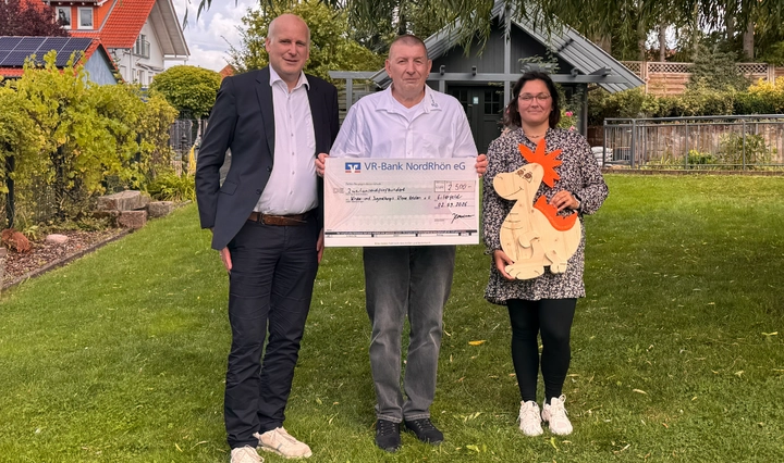 Donation handover from imes-icore to the Kleine Helden children's and youth hospice in Michelsrombach