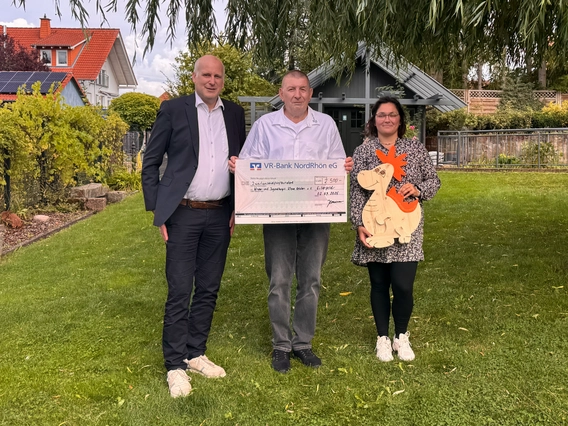 Donation handover from imes-icore to the Kleine Helden children's and youth hospice in Michelsrombach