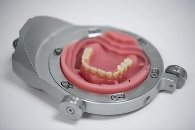 Totalprothese mit Blankhalter