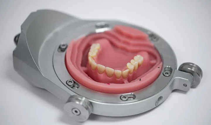 Totalprothese mit Blankhalter