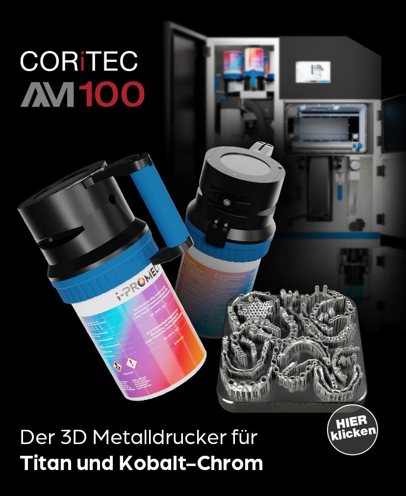 AM100 Maschine mit geöffneter Tür und Verpackung der Ersatzkartuschen für 3D-Metalldruck und Fräsergebnisplatte